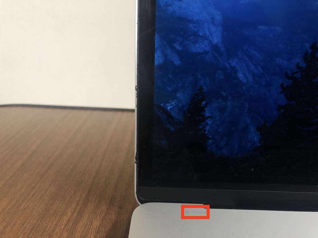 キーボード左上に傷がついた MacBook Pro