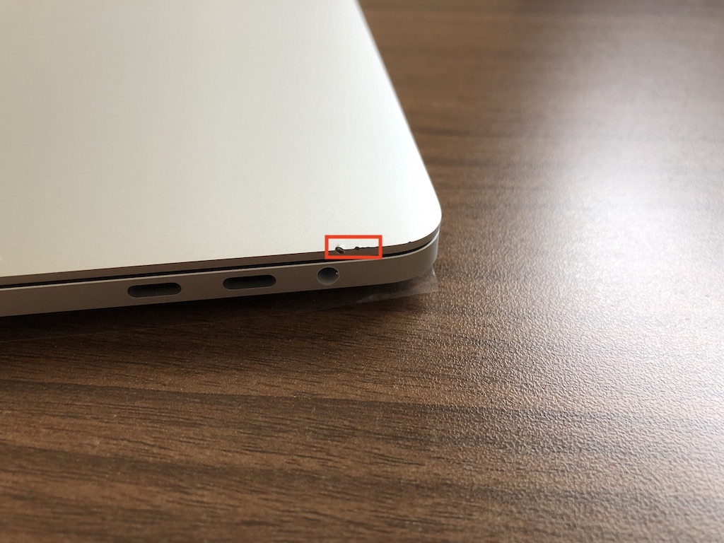 本体の角に傷がついた MacBook Pro